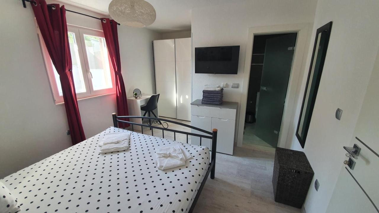 Villa Fides With Private Pool, Garden And Sea View Kaštel Novi 外观 照片