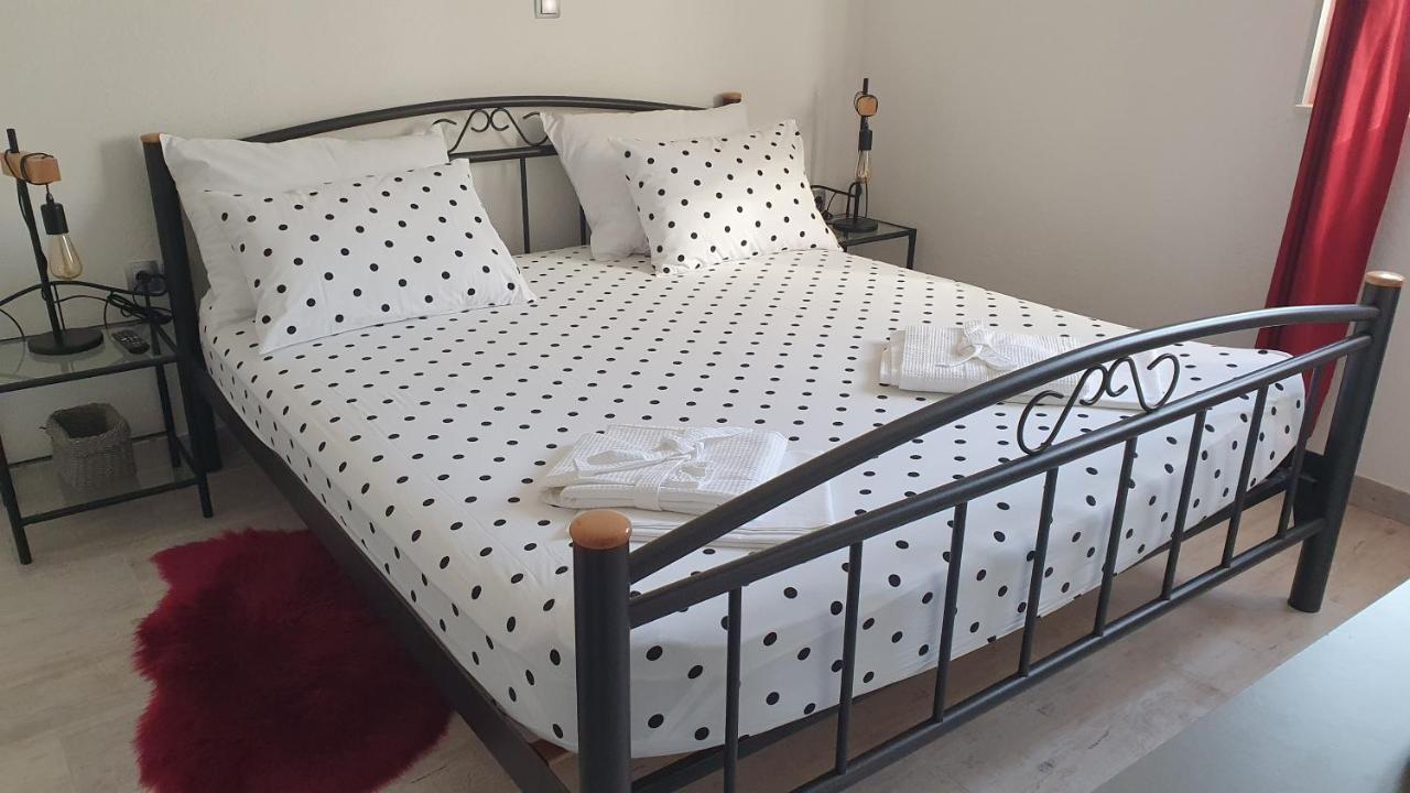 Villa Fides With Private Pool, Garden And Sea View Kaštel Novi 外观 照片