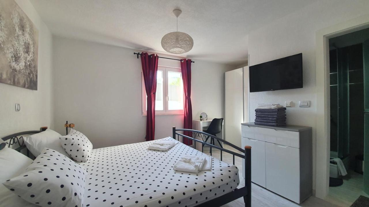 Villa Fides With Private Pool, Garden And Sea View Kaštel Novi 外观 照片