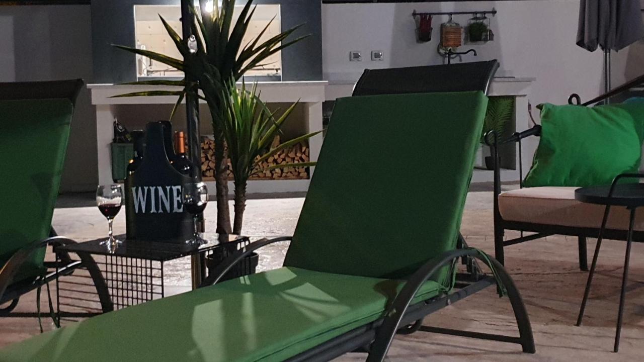 Villa Fides With Private Pool, Garden And Sea View Kaštel Novi 外观 照片