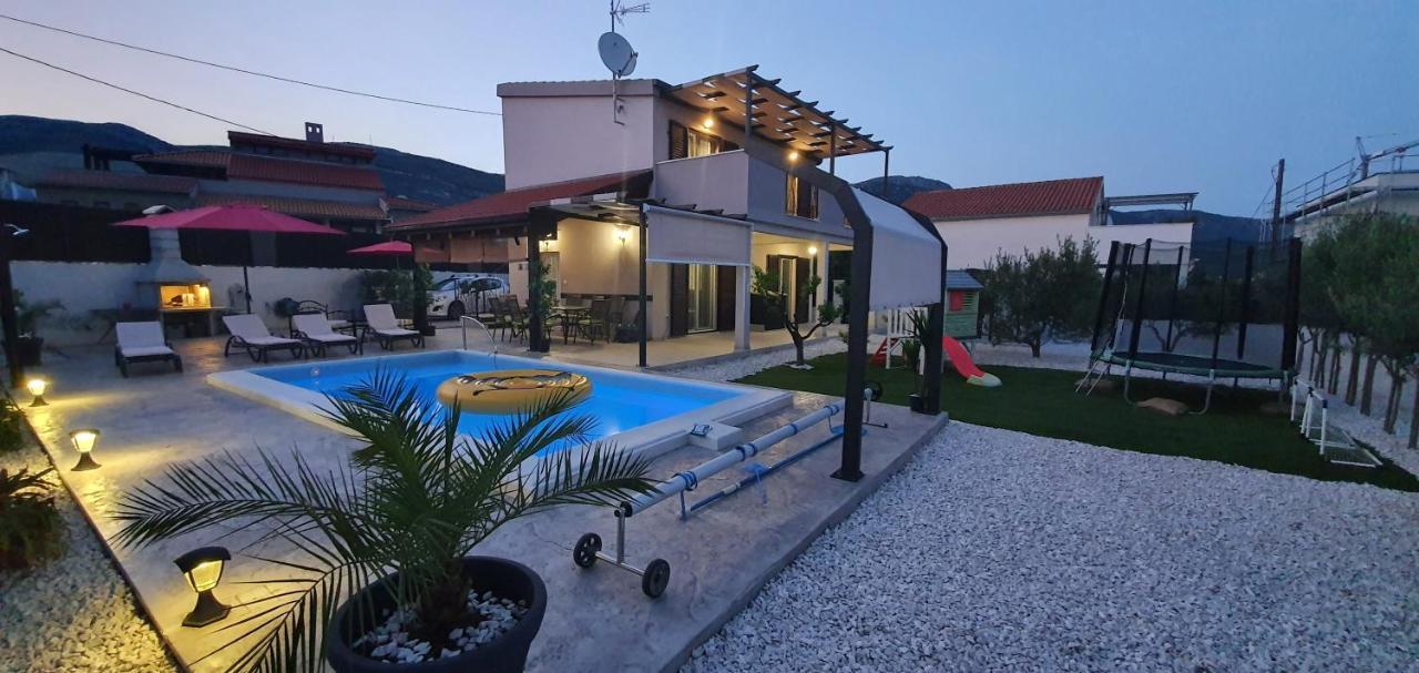 Villa Fides With Private Pool, Garden And Sea View Kaštel Novi 外观 照片
