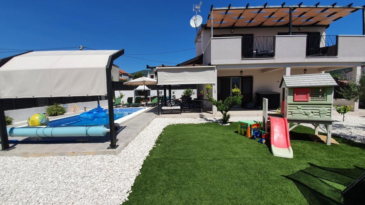 Villa Fides With Private Pool, Garden And Sea View Kaštel Novi 外观 照片