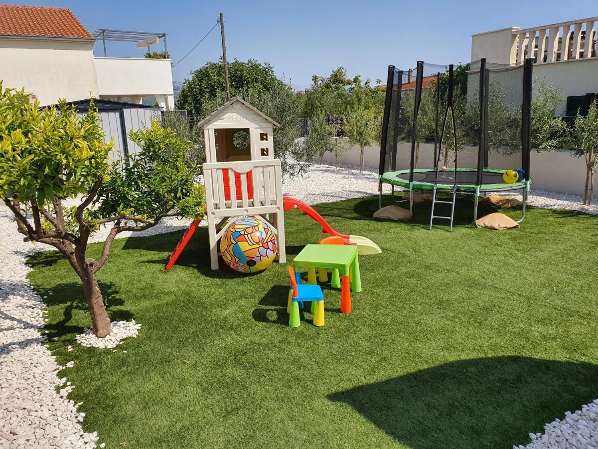 Villa Fides With Private Pool, Garden And Sea View Kaštel Novi 外观 照片
