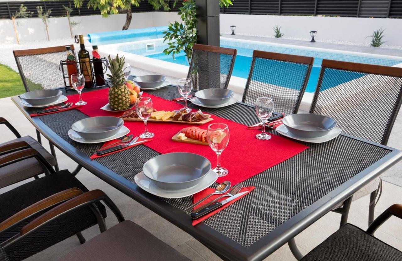 Villa Fides With Private Pool, Garden And Sea View Kaštel Novi 外观 照片