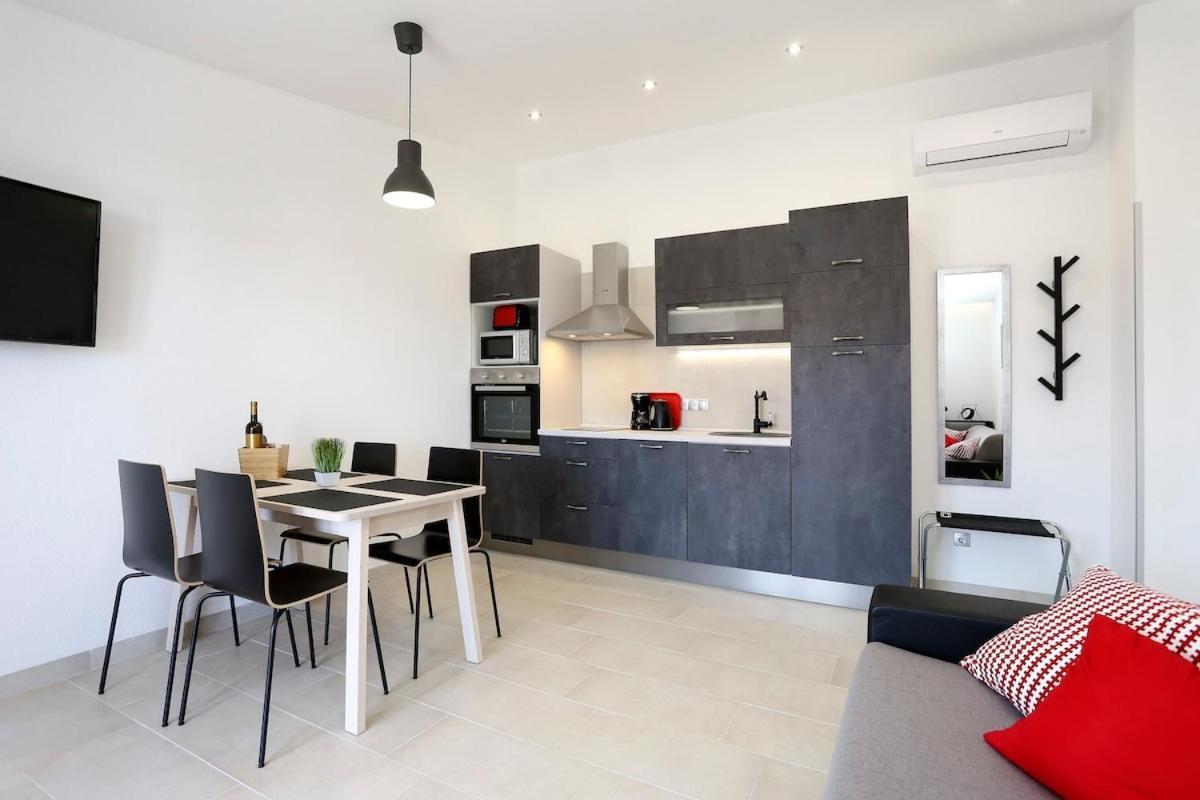 Villa Fides With Private Pool, Garden And Sea View Kaštel Novi 外观 照片