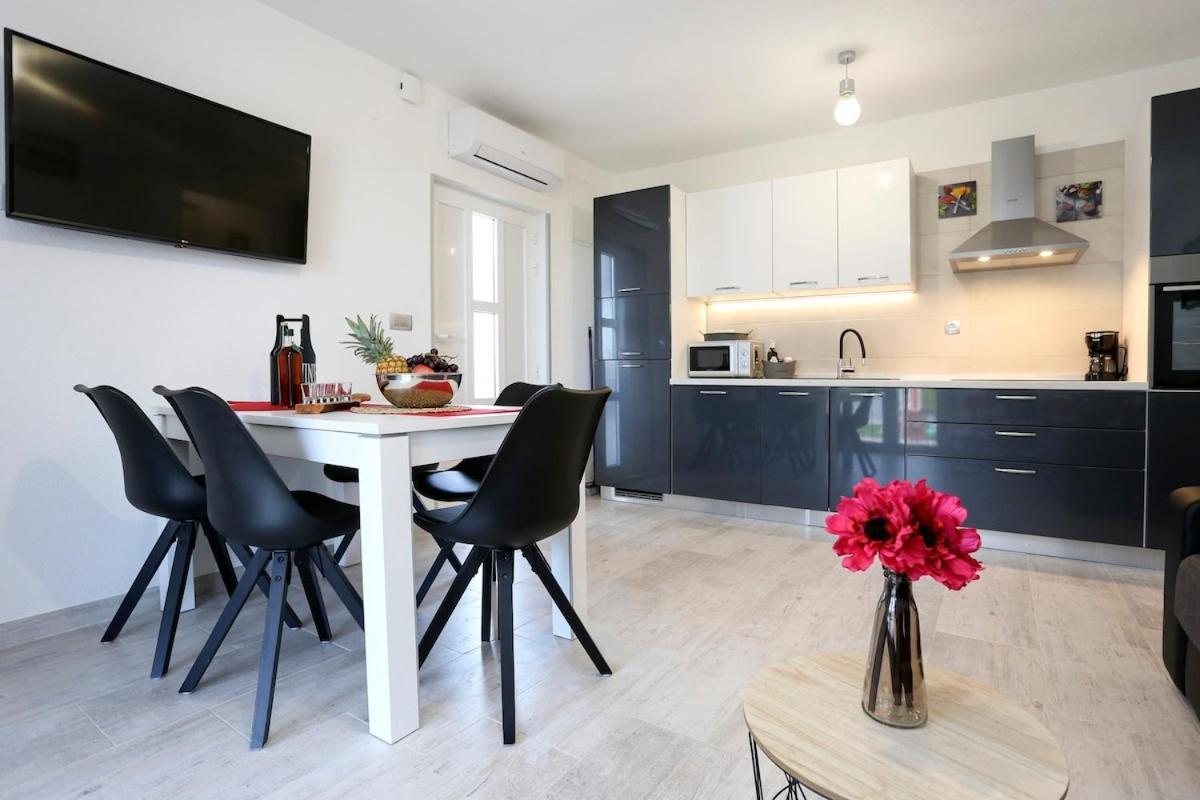 Villa Fides With Private Pool, Garden And Sea View Kaštel Novi 外观 照片