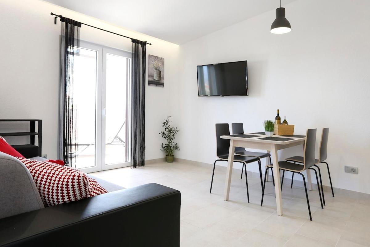 Villa Fides With Private Pool, Garden And Sea View Kaštel Novi 外观 照片